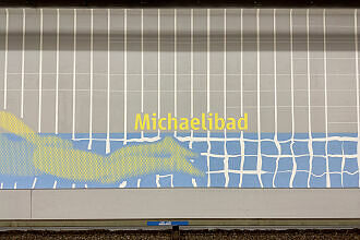 Neu gestaltete Hintergleiswand im U-Bahnhof Michaelibad