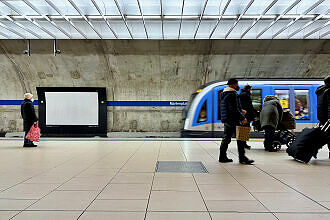 U-Bahnhof Marienplatz ohne Wandverkleidungen, die im Jahr 2022 temporär entfernt wurden