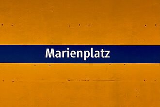 Stationsschild U-Bahnhof Marienplatz nach Entfernung der Wandverkleidungen