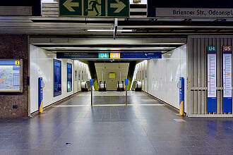 Zugang zur U4/U5 aus dem Sperrengeschoss des U-Bahnhof Odeonsplatz