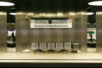 Sitzgruppe am Olympia-Einkaufszentrum mit angepasster Bahnsteigbeschriftung (2007)