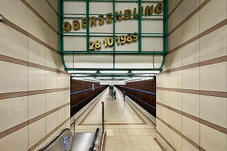U-Bahnhof Obersendling mit Eröffnungsdatum im westlichen Zugang