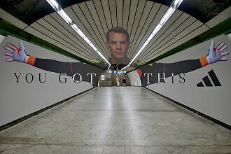 Verbindungstunnel von der U4/5-Ebene zur U3/U6-Ebene im U-Bahnhof Odeonsplatz zur EM 2024 mit Manuel Neuer als Adidas-Werbung
