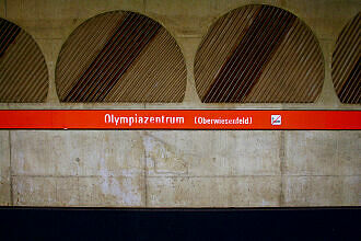 Schriftzug "Oberwiesenfeld" im Bahnhof Olympiazentrum