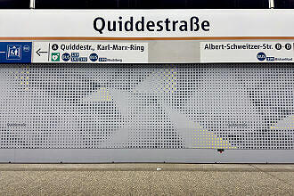 U-Bahnhof Quiddestraße mit neu gestalteten Hintergleiswänden