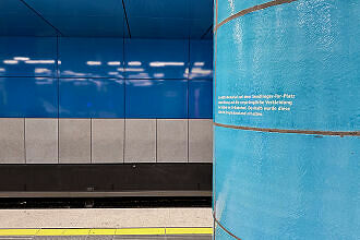 Eine Säule im U-Bahnhof Sendlinger Tor wurde in der Originalverkleidung erhalten als Bezug zum AIDS-Memorial an der Oberfläche