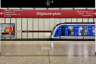 U-Bahnhof Stiglmaierplatz mit einfahrendem C2-Wagen