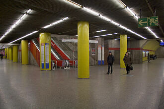 Querbahnsteig mit Aufgängen zur U3/U6 im U-Bahnhof Sendlinger Tor (U1/U2) vor dem Umbau