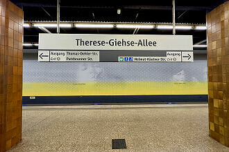 U-Bahnhof Therese-Giehse-Allee mit neu gestalteter Hintergleiswand