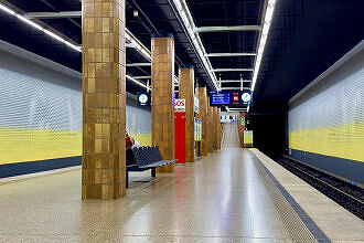 U-Bahnhof Therese-Giehse-Allee mit neu gestalteter Hintergleiswand