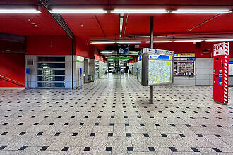 Sperrengeschoss im U-Bahnhof Trudering