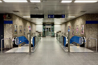 Zugang zum U-Bahnhof Universität aus dem südlichen Sperrengeschoss