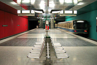 Ausfahrender B-Wagen im U-Bahnhof Wettersteinplatz