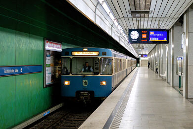A-Wagen 235 als U3 im U-Bahnhof Forstenrieder Allee