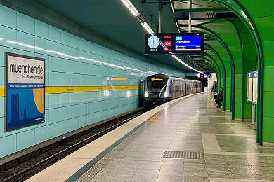 U-Bahnhof Böhmerwaldplatz mit einfahrendem C2-Zug U-Bahnhof Böhmerwaldplatz mit einfahrendem C2-Zug