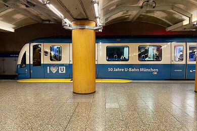 C2-Zug 720 in Sonderfolierung "50 Jahre U-Bahn" im U-Bahnhof Poccistraße C2-Zug 720 in Sonderfolierung "50 Jahre U-Bahn" im U-Bahnhof Poccistraße