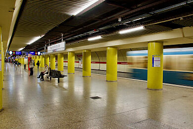 U-Bahnhof Fraunhoferstraße mit einfahrenden A-Wagen