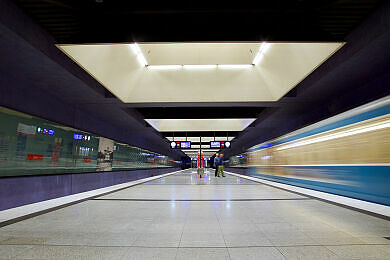 Einfahrender A-Wagen im U-Bahnhof Gern Einfahrender A-Wagen im U-Bahnhof Gern