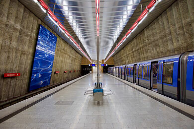 Wartender C-Zug im U-Bahnhof Mangfallplatz