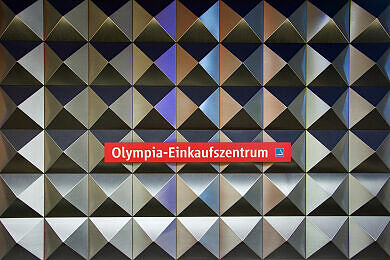 Hintergleiswand im U-Bahnhof Olympia-Einkaufszentrum (U3)