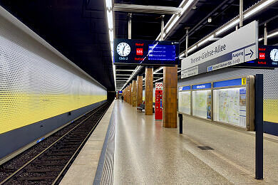 U-Bahnhof Therese-Giehse-Allee mit neu gestalteter Hintergleiswand
