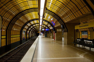 Gleis 1 im U-Bahnhof Theresienwiese