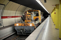 Robel Schwerkleinwagen 8933 im U-Bahnhof Fraunhoferstraße