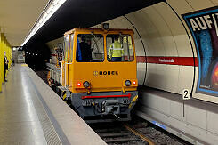 Robel Schwerkleinwagen 8933 im U-Bahnhof Fraunhoferstraße