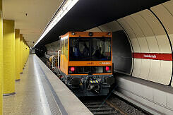 Robel Schwerkleinwagen 8935 im U-Bahnhof Fraunhoferstraße