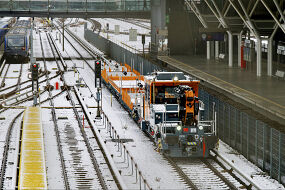 Robel-Gleiskraftwagen 8939 mit den Loren 9962, 9958, 9964 und 9961 auf dem Bremsgleis im Betriebshof Nord