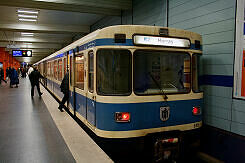 A-Wagen 101 als U6-Verstärker im U-Bahnhof Giselastraße