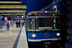 Fahrt in der Party-U-Bahn: warten auf die Weiterfahrt am Olympia-Einkaufszentrum (U3-Ebene)