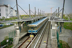 A-Wagen 104 als dort startende U6 im U-Bahnhof Garching-Hochbrück