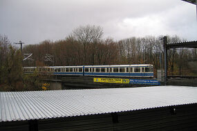 A-Wagen 103 und 104 auf dem Güternordring über der eingehausten Trasse der U6