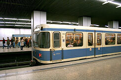 A-Wagen 117 als U2 im U-Bahnhof Hauptbahnhof