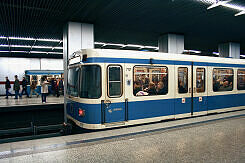 A-Wagen 117 als U2 im U-Bahnhof Hauptbahnhof