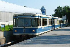 A-Wagen 128 als U6 im U-Bahnhof Freimann