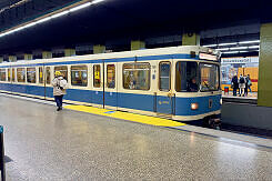 A-Wagen 128 als U2 im U-Bahnhof Kolumbusplatz