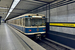 A-Wagen 134 als U4 im U-Bahnhof Prinzregentenplatz