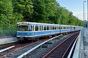 A-Wagen 134 bei der Einfahrt in den U-Bahnhof Studentenstadt als Überführung in den Betriebshof