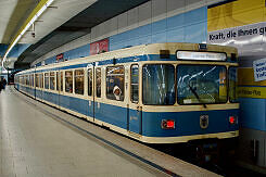 A-Wagen 139 als U5 im U-Bahnhof Max-Weber-Platz