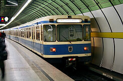 A-Wagen 142 als U5 im U-Bahnhof Odeonsplatz