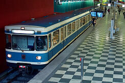 A-Wagen 167 als U2 im U-Bahnhof Josephsburg