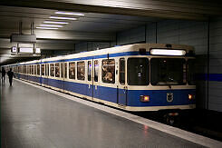 A-Wagen 169 als U6 im U-Bahnhof Goetheplatz