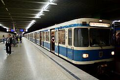 A-Wagen 170 als U2 im U-Bahnhof Innsbrucker Ring