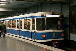 A-Wagen 173 als U3 im U-Bahnhof Goetheplatz