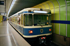 A-Wagen 173 als U6 im U-Bahnhof Westpark