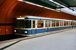 A-Wagen 174 als U6 im U-Bahnhof Marienplatz