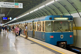 A-Wagen 201 als U5 im U-Bahnhof Odeonsplatz