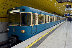 A-Wagen 202 als U1 im U-Bahnhof Sendlinger Tor